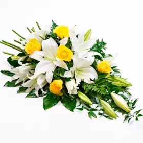 CUBRE URNA DE CONDOLENCIAS EN 10 LILIUMS BLANCOS Y 6 ROSAS AMARILLAS