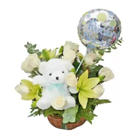 NACIMIENTO CANASTILLO MEDIANO CON ROSAS Y LILIUMS BLANCOS MÁS PELUCHE Y GLOBO ES NIÑO