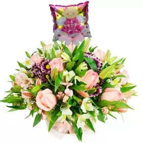 CANASTILLO DE FLORES CON ROSAS ROSADAS LILIUMS Y ASTROMELIAS GLOBO ES NIÑA