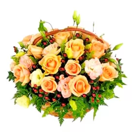 CANASTILLO DE ROSAS Y LISIANTHUS EN TONOS DAMASCO CON HIPÉRICOS