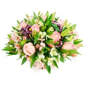CANASTILLO DE FLORES MEDIANO DE ROSAS ROSADAS LILIUMS Y ASTROMELIAS