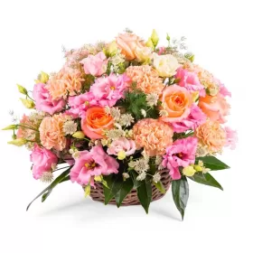 CANASTILLO DE FLORES MEDIANO CON LISIANTHUS ROSADOS Y ROSAS DAMASCO CON HIPÉRICOS