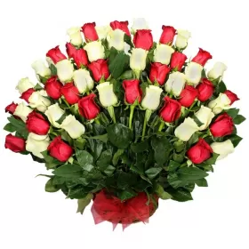CANASTILLO CON 50 ROSAS BLANCAS Y ROJAS
