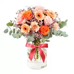 Florero Rústico con Flores Naranjas Eucalipto 6 rosas naranjas Astromelias Limonios y Flores Silvestres