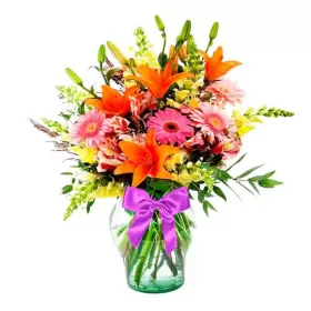 Florero juvenil en tonos con 6 Gerberas 6 varas de Liliums Naranjas más Perritos Amarillos