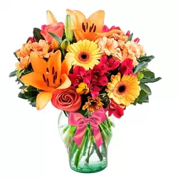 Florero en tonos Naranja con 6 Rosas 6 Gerberas 6 Mables y 6 varas de Liliums