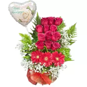 Florero Aniversario 12 Rosas Rosadas Más Eucalipto Hipericos Rojos y globo