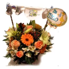 ¡Felicidades! Celebra el nacimiento de tu bebé con este encantador mix de flores. Incluye un globo para niño o niña, 2 prendas d